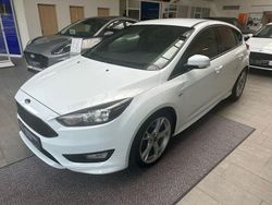 Frostweiß Gebraucht 2017 Ford Focus ST-Line Limousine | 10.990 € (Teuer)