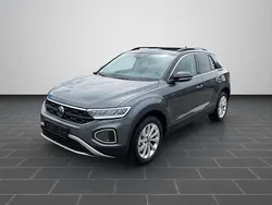 Indiumgraumetallic/schwarz (metallic) Gebraucht 2025 VW T-Roc Life SUV | 29.900 € (Superpreis)