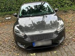 Grau Gebraucht 2015 Ford Focus Limousine | 8.000 €