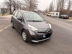 Grau Gebraucht 2011 Toyota Verso-S Van / Kleinbus | 5.490 € (Fairer Preis)