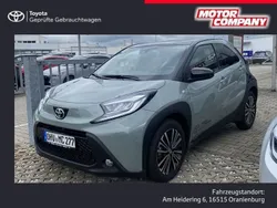 Urban khaki / night sky black Gebraucht 2023 Toyota Aygo Comfort Kleinwagen | 21.820 €