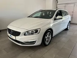 Weiß Gebraucht 2015 Volvo V60 Momentum Kombi | 12.980 € (Etwas zu teuer)
