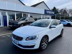Weiß Gebraucht 2018 Volvo V60 Momentum Kombi | 22.890 €