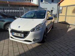 Weiß Gebraucht 2013 Peugeot 208 Kleinwagen | 4.999 € (Guter Preis)
