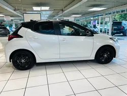 Platinweiss metallic, dach schwarz Gebraucht 2022 Toyota Yaris Hybrid Basis Limousine | 22.780 € (Etwas zu teuer)