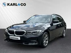 Black sapphire metallic Gebraucht 2021 BMW 318 Sport Line Kombi | 22.798 € (Fairer Preis)