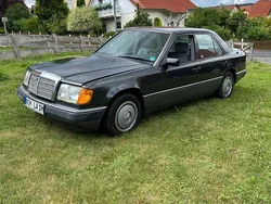 Grau Gebraucht 1990 Mercedes E200 Limousine | 2.900 €