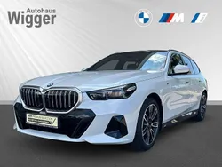 Weiss Gebraucht 2024 BMW 520 M Sport Kombi | 58.900 € (Fairer Preis)