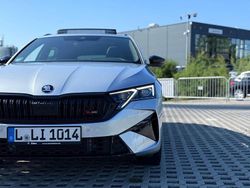 Brilliantsilber metallic Gebraucht 2025 Skoda Octavia RS Kombi | 43.449 € (Fairer Preis)