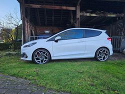 Weiß Gebraucht 2018 Ford Fiesta ST Kleinwagen | 15.800 € (Fairer Preis)