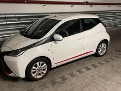 Weiß Gebraucht 2015 Toyota Aygo X-play Kleinwagen | 7.700 € (Fairer Preis)