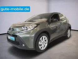 Grün cardamon green / night sky black Gebraucht 2022 Toyota Aygo Pulse Kleinwagen | 16.690 € (Fairer Preis)