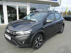 Grau Gebraucht 2023 Dacia Sandero Expression Kleinwagen | 18.299 € (Etwas zu teuer)