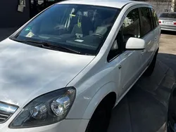 Weiß Gebraucht 2011 Opel Zafira Design Edition Van / Kleinbus | 2.900 € (Fairer Preis)