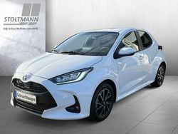 Schneeweiß Gebraucht 2023 Toyota Yaris Basis Limousine | 19.444 € (Fairer Preis)
