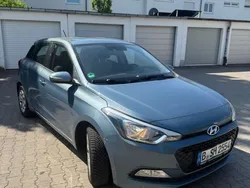 Aqua sparkling / met Gebraucht 2017 Hyundai i20 Trend Limousine | 10.999 € (Guter Preis)