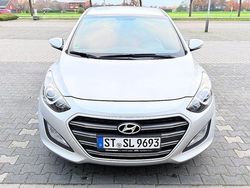Silber Gebraucht 2016 Hyundai i30 Passion Plus Limousine | 13.500 € (Etwas zu teuer)