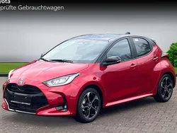 Karminarot/schwarz Neu 2025 Toyota Yaris Hybrid Plus Limousine | 31.490 €