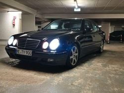 Schwarz Gebraucht 2001 Mercedes E430 Avantgarde Limousine | 7.000 €