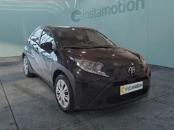 Schwarz Gebraucht 2024 Toyota Aygo Play Kleinwagen | 16.640 € (Fairer Preis)