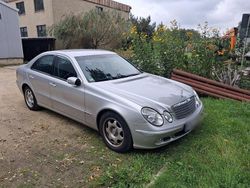 Silber Gebraucht 2005 Mercedes E220 Limousine | 4.100 €