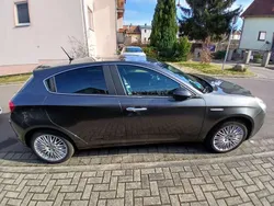 Grau Gebraucht 2017 Alfa Romeo Giulietta Kleinwagen | 14.000 € (Fairer Preis)