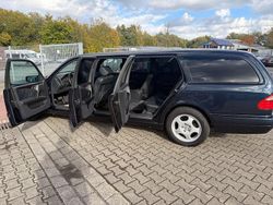 Blau Gebraucht 1998 Mercedes E290 Kombi | 28.000 €