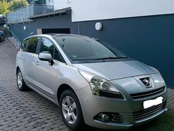 Grau Gebraucht 2012 Peugeot 5008 Van / Kleinbus | 4.600 € (Fairer Preis)