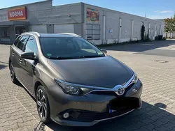 Grau Gebraucht 2016 Toyota Auris Hybrid Limousine | 14.000 € (Etwas zu teuer)