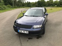 Blau Gebraucht 2000 VW Passat Basis Kombi | 1.300 € (Fairer Preis)