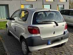 Grau Gebraucht 2002 Toyota Yaris Kleinwagen | 1.700 € (Fairer Preis)