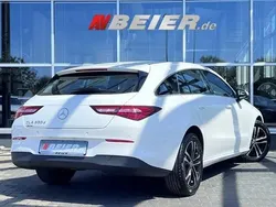 Weiß (polarweiss) Gebraucht 2023 Mercedes CLA200 Shooting Brake Kombi | 28.490 € (Guter Preis)