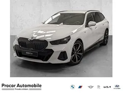 Alpinweiß uni Gebraucht 2024 BMW 520 M Sport Kombi | 59.890 € (Fairer Preis)