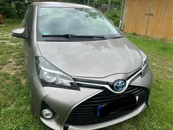 Braun Gebraucht 2015 Toyota Yaris Hybrid Kleinwagen | 10.850 €
