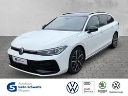 Weiß Gebraucht 2024 VW Passat R-line Kombi | 40.450 €