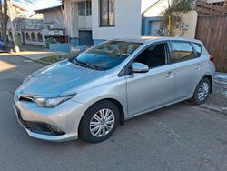 Silber Gebraucht 2015 Toyota Auris Limousine | 7.000 € (Etwas zu teuer)