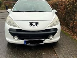 Weiß Gebraucht 2009 Peugeot 207 Filou Coupé | 2.100 €