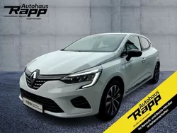 Weiß Gebraucht 2023 Renault Clio V Techno Limousine | 21.410 € (Etwas zu teuer)