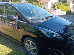 Schwarz Gebraucht 2016 Peugeot 5008 Van / Kleinbus | 12.000 €