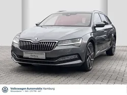Grau graphitegrau metallic (metallic) Gebraucht 2023 Skoda Superb Style Kombi | 35.555 € (Fairer Preis)