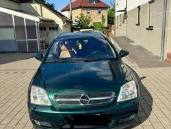 Grün Gebraucht 2004 Opel Vectra Kombi | 1.600 €