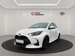 Weiß Gebraucht 2023 Toyota Yaris Hybrid Basis Limousine | 20.888 € (Fairer Preis)