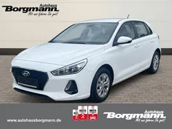 Weiss Gebraucht 2017 Hyundai i30 Select Limousine | 11.390 € (Fairer Preis)