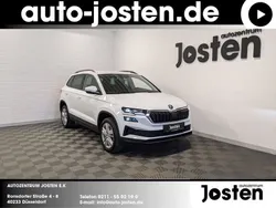 Weiß (moon weiss metallic) Gebraucht 2024 Skoda Karoq Selection SUV | 29.990 € (Guter Preis)