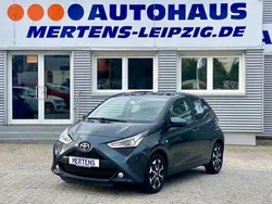 Grau Gebraucht 2020 Toyota Aygo X-play Kleinwagen | 11.790 € (Fairer Preis)