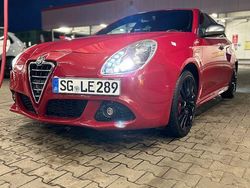 Rot Gebraucht 2013 Alfa Romeo Giulietta Limousine | 9.650 € (Fairer Preis)