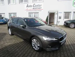 Pine grey / metallic Gebraucht 2021 Volvo V60 Momentum Kombi | 25.200 € (Guter Preis)