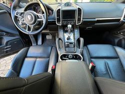 Schwarz Gebraucht 2016 Porsche Cayenne SUV | 39.500 € (Etwas zu teuer)