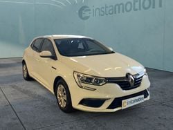 Weiß Gebraucht 2019 Renault Mégane IV Life Limousine | 13.294 € (Etwas zu teuer)