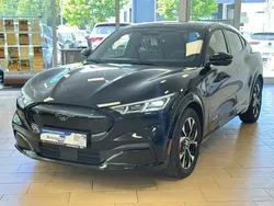 Schwarz iridiumschwarz metallic Gebraucht 2024 Ford Mustang Mach-E Premium SUV | 43.440 € (Guter Preis)